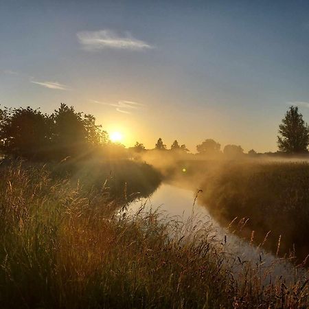 Rustig Gelegen Chalet Solvo Met Terras Aan Het Water Geel Exterior foto