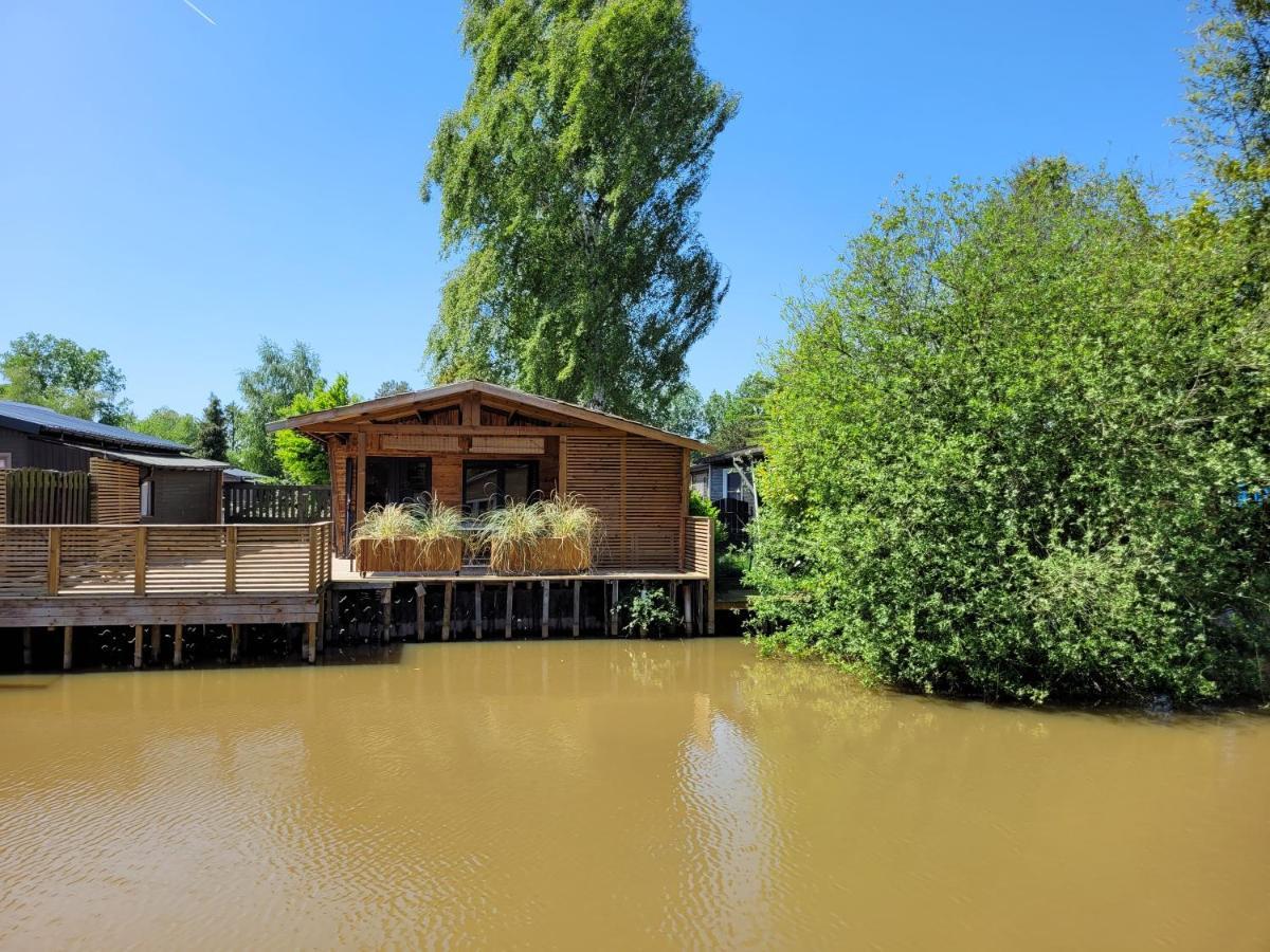 Rustig Gelegen Chalet Solvo Met Terras Aan Het Water Geel Exterior foto