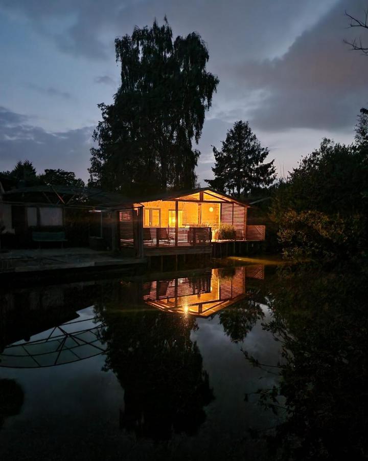 Rustig Gelegen Chalet Solvo Met Terras Aan Het Water Geel Exterior foto