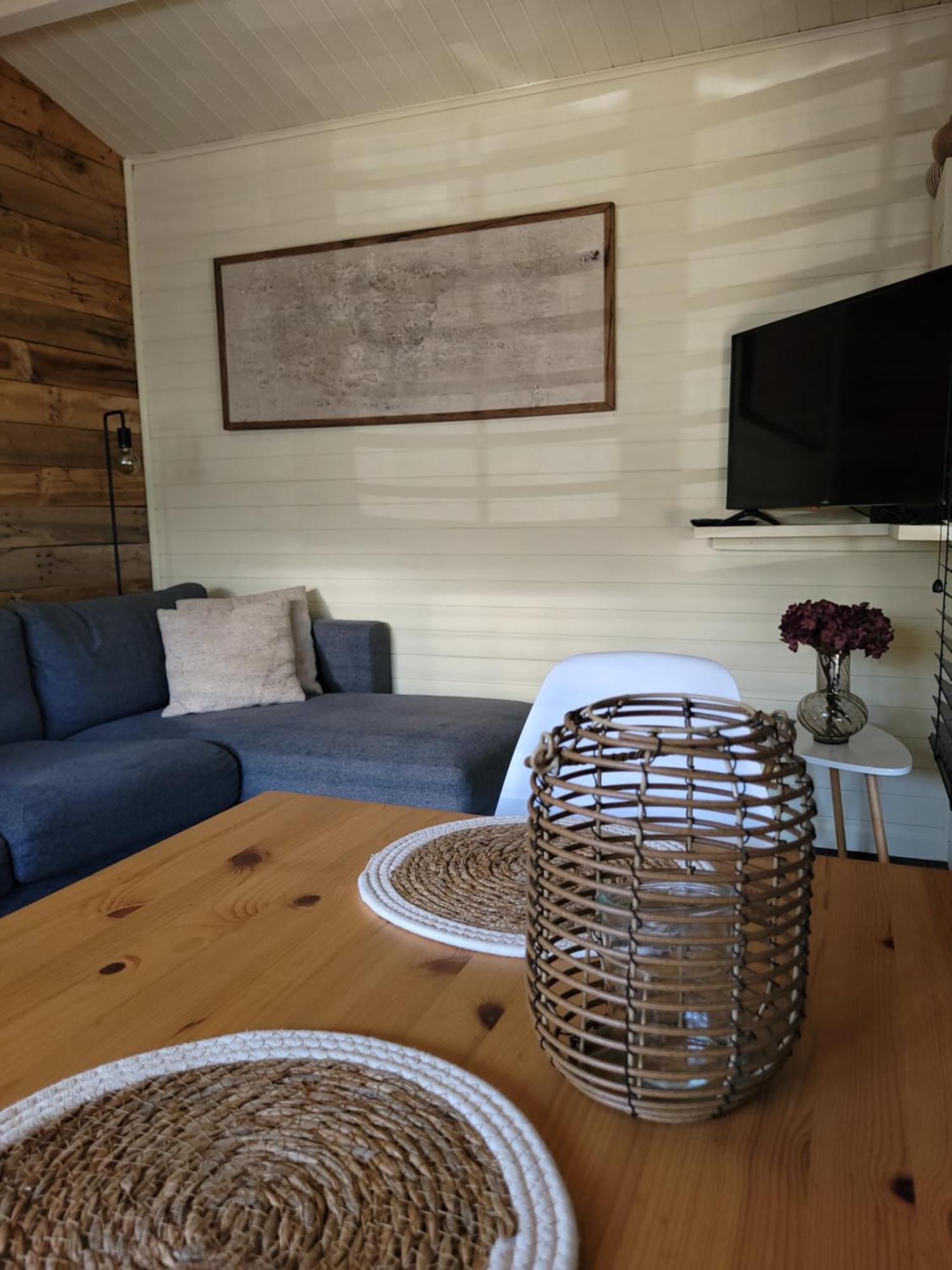 Rustig Gelegen Chalet Solvo Met Terras Aan Het Water Geel Exterior foto