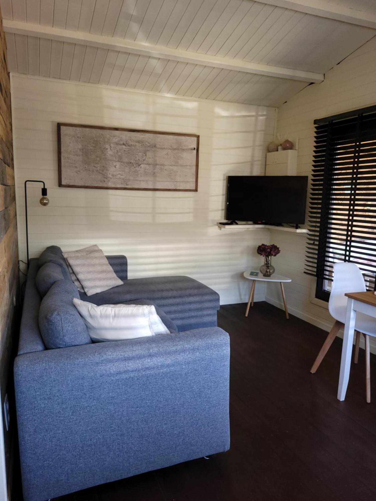Rustig Gelegen Chalet Solvo Met Terras Aan Het Water Geel Exterior foto