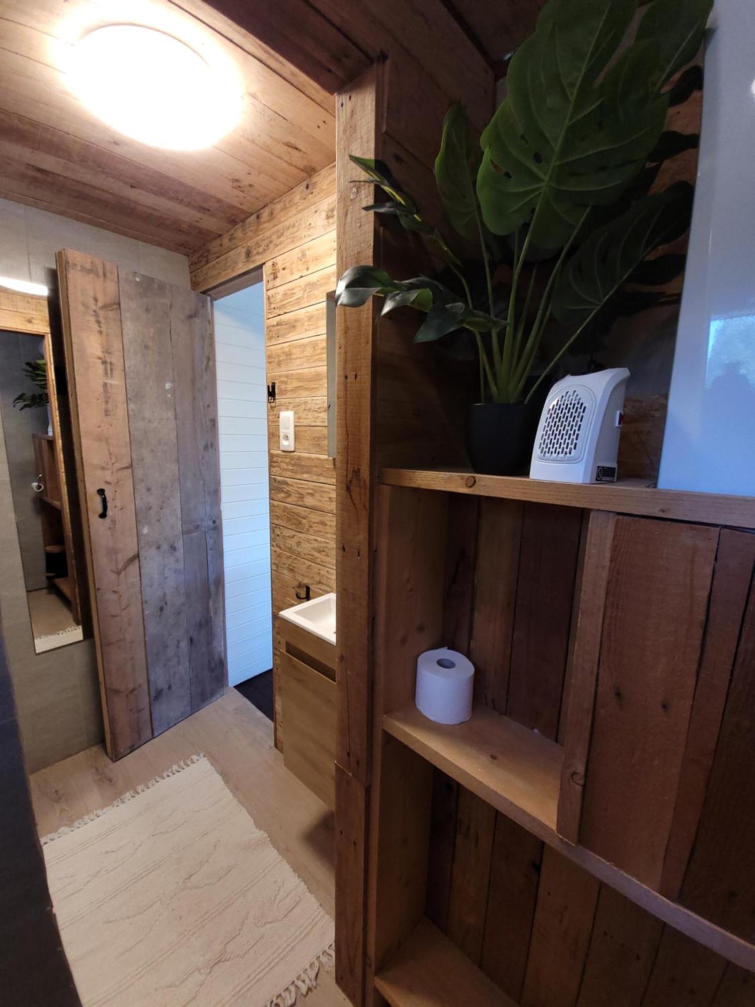 Rustig Gelegen Chalet Solvo Met Terras Aan Het Water Geel Exterior foto