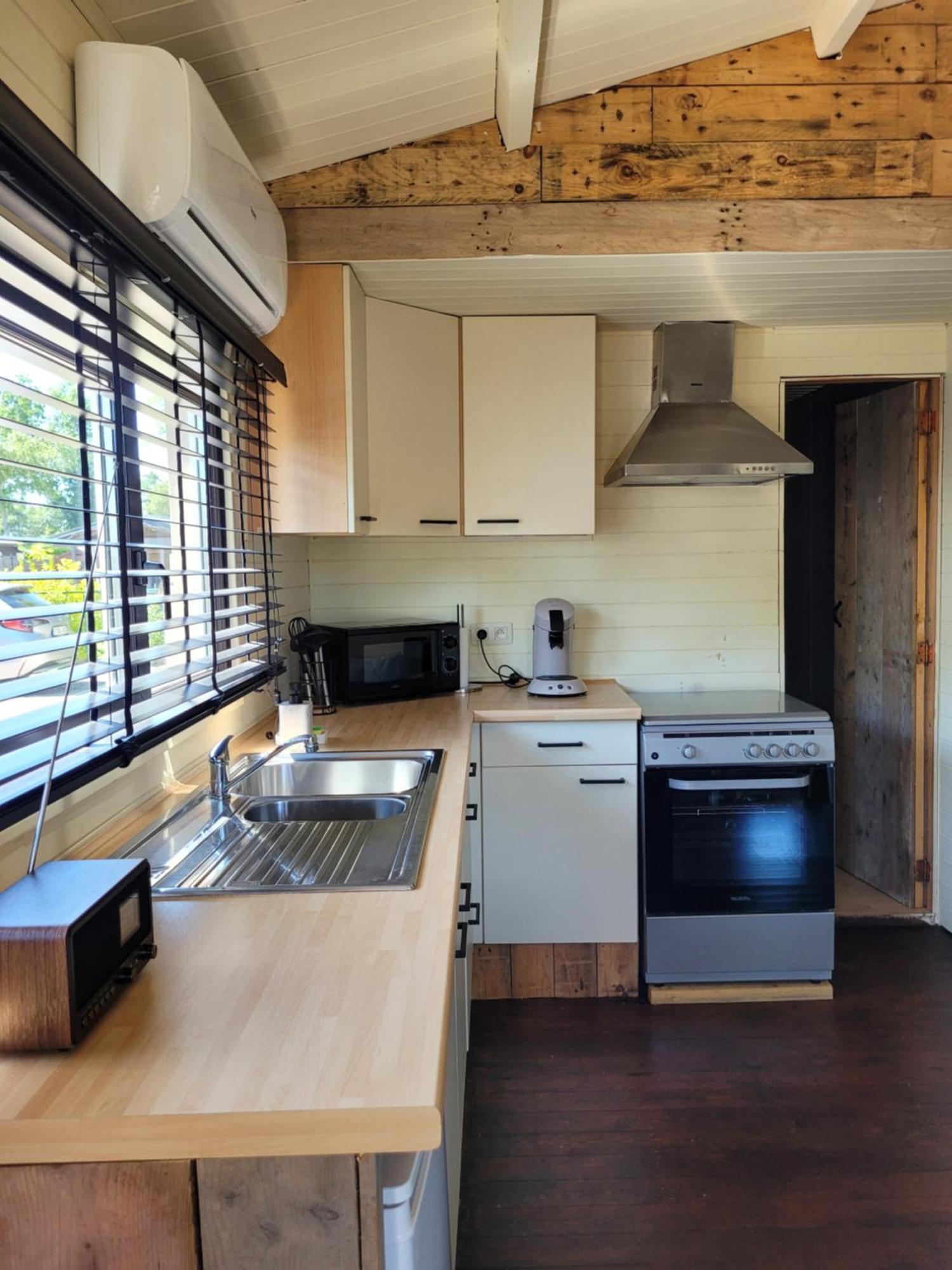 Rustig Gelegen Chalet Solvo Met Terras Aan Het Water Geel Exterior foto