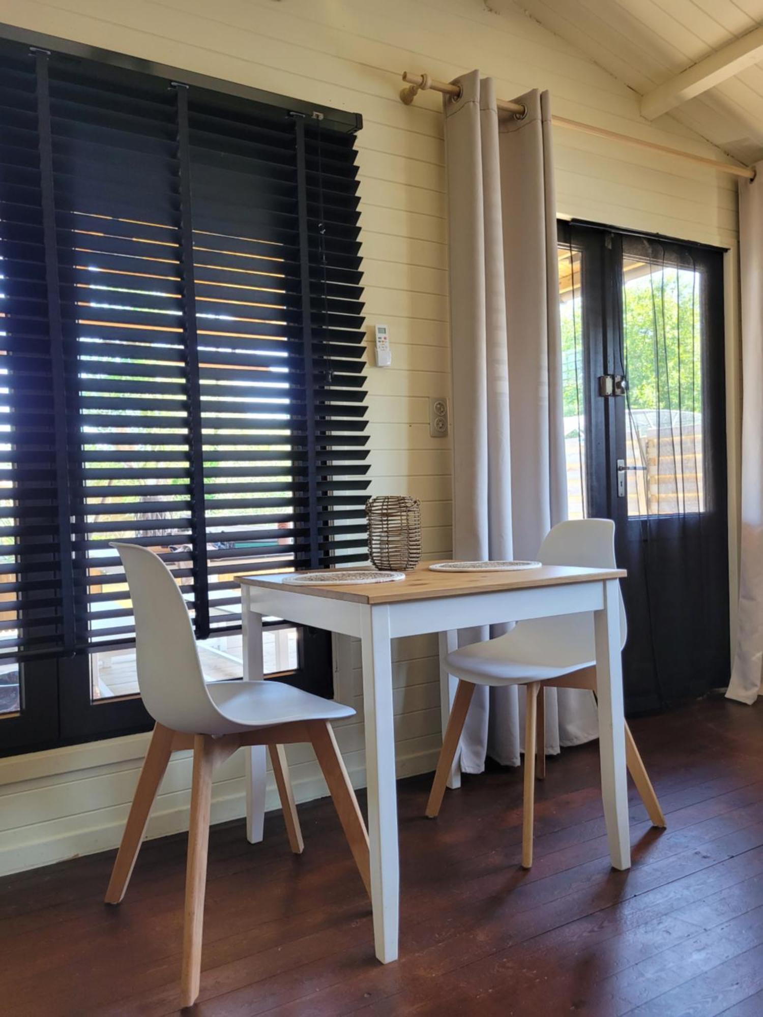 Rustig Gelegen Chalet Solvo Met Terras Aan Het Water Geel Exterior foto
