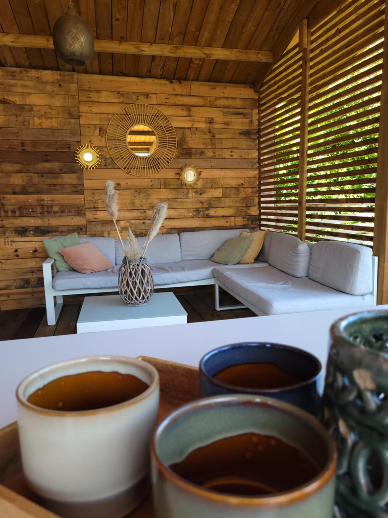 Rustig Gelegen Chalet Solvo Met Terras Aan Het Water Geel Exterior foto