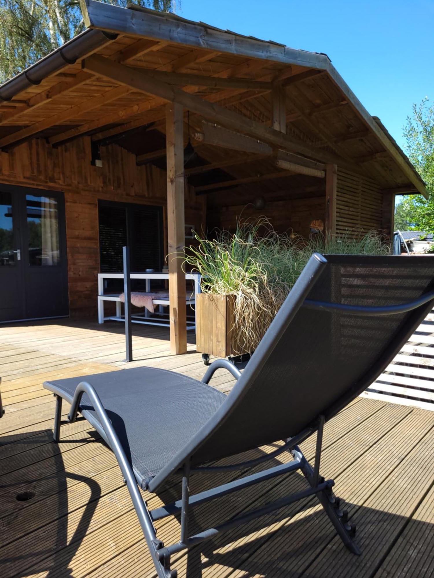 Rustig Gelegen Chalet Solvo Met Terras Aan Het Water Geel Exterior foto