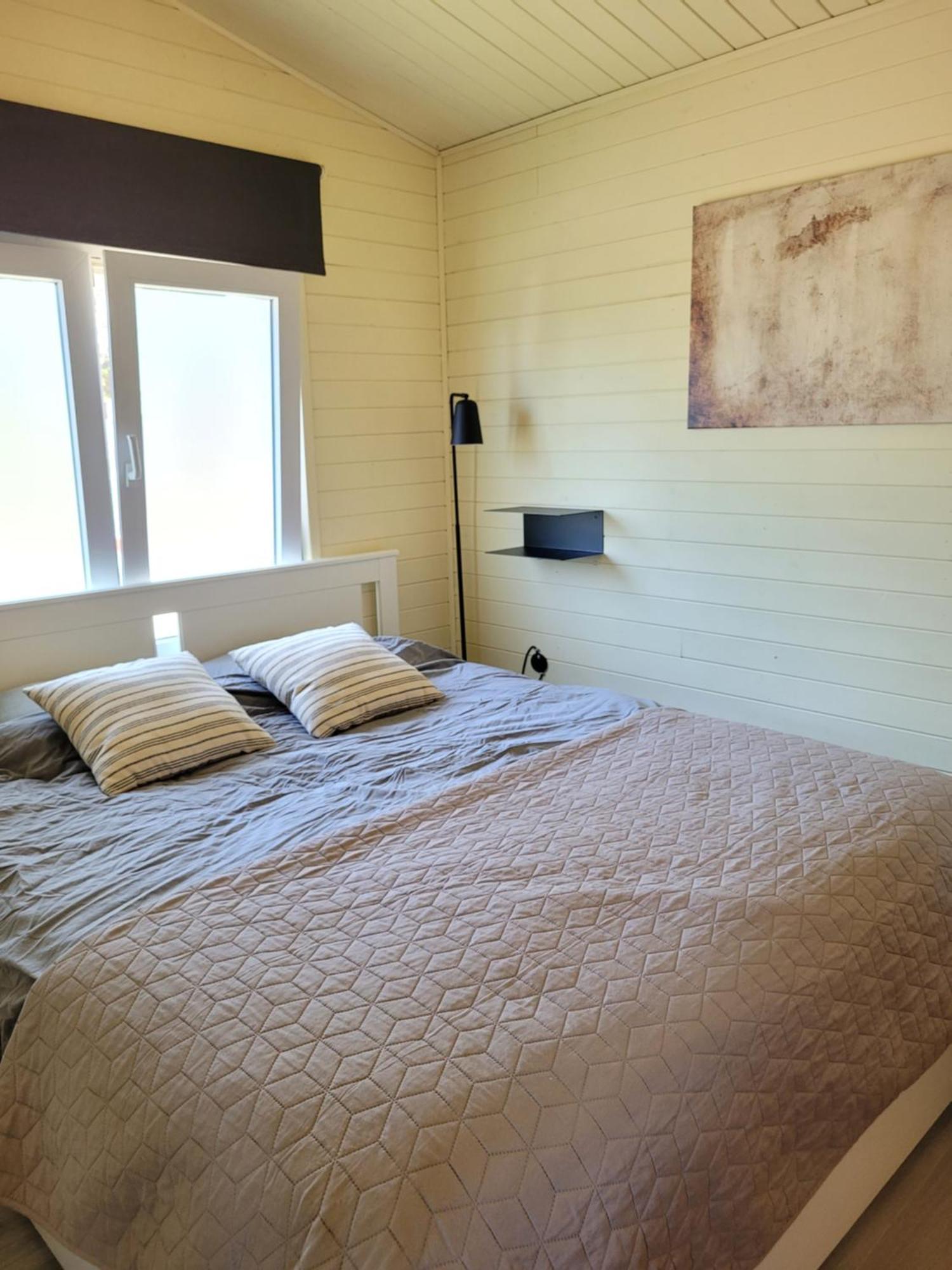 Rustig Gelegen Chalet Solvo Met Terras Aan Het Water Geel Exterior foto